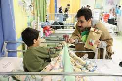 گرامیداشت شب یلدا و اجرای نمایش و موسیقی کودکانه توسط تیم هنرمندان موسسه خیریه کودکان فرشته اند در بیمارستان کودکان حکیم