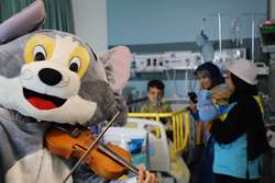 جشن روز ملی کودک با حضور هنرمندان موسسه خیریه کودکان فرشته اند در بیمارستان کودکان حکیم