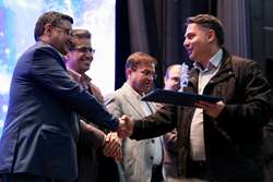 تقدیر از رئیس حسابداری بیمارستان کودکان حکیم به‌عنوان رئیس حسابداری منتخب دانشگاه