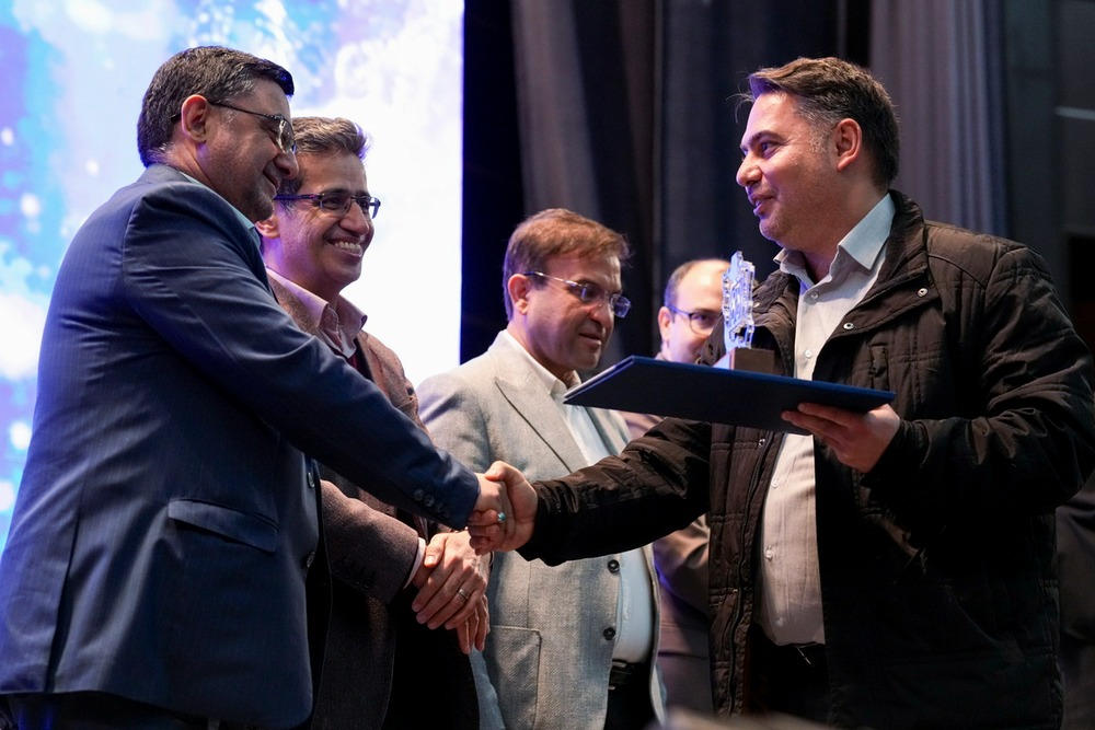 تقدیر از رئیس حسابداری بیمارستان کودکان حکیم به‌عنوان رئیس حسابداری منتخب دانشگاه