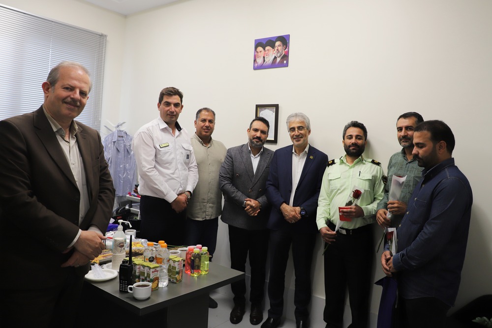 تقدیر از نیروهای انتظامی مستقر در بیمارستان فوق تخصصی کودکان حکیم به مناسبت هفته نیروی انتظامی